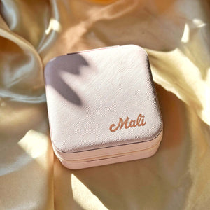 Boîte à bijoux de voyage personnalisée en faux cuir rose – Gardez vos trésors en sécurité