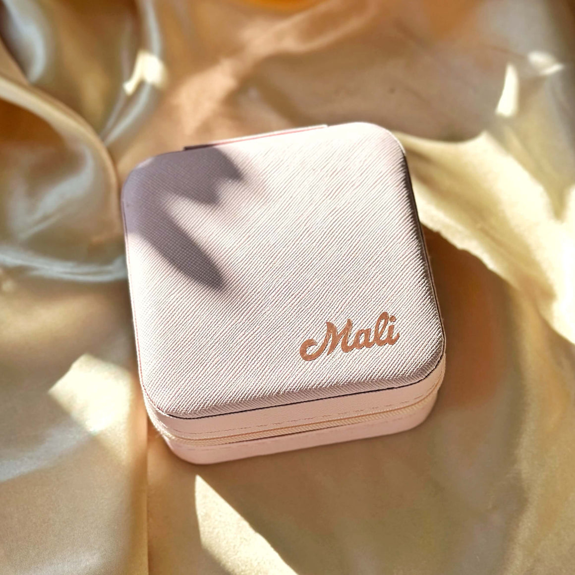 Boîte à bijoux de voyage personnalisée en faux cuir rose – Gardez vos trésors en sécurité